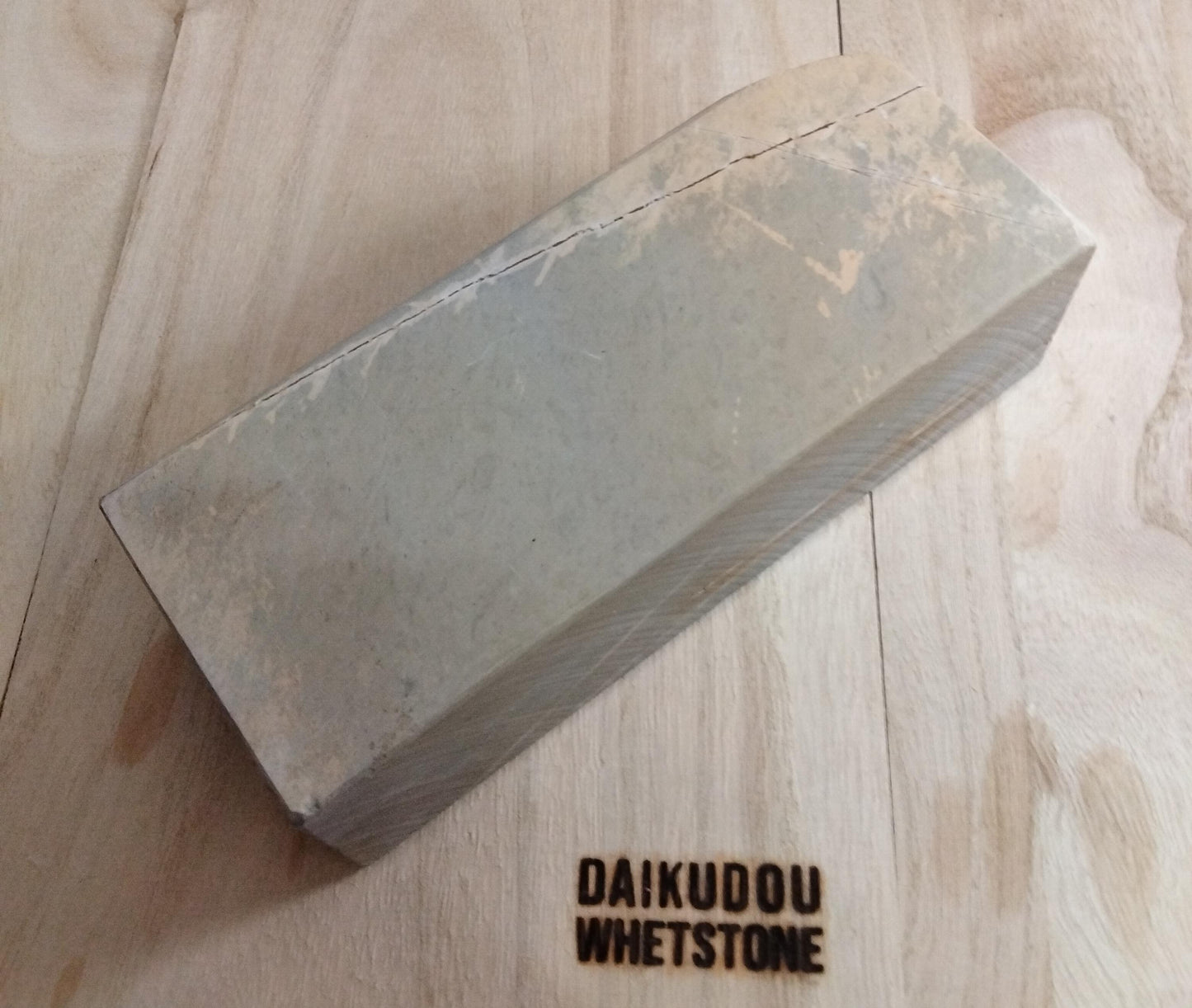 Shohonzan Tenjō Suita 2023g – Soft Thick-Block Whetstone with Subtle Karasu | Japanese Natural Finishing Stone
