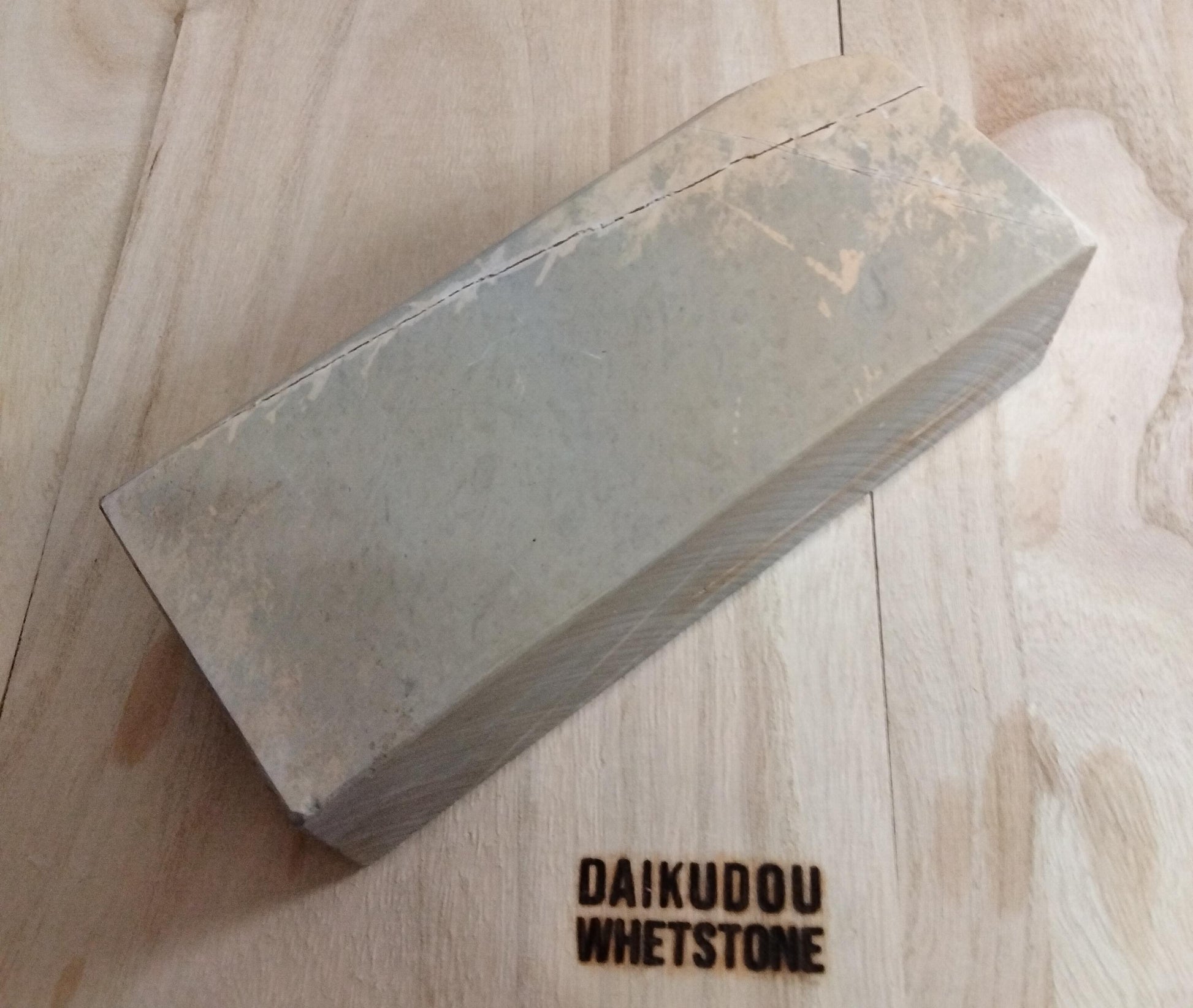 Shohonzan Tenjō Suita 2023g – Soft Thick-Block Whetstone with Subtle Karasu | Japanese Natural Finishing Stone